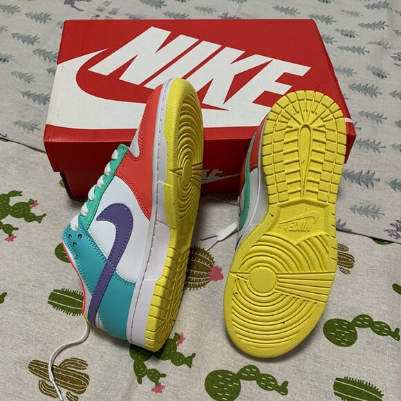 Nike Dunk Low SE Easter Candy sneakers - Picture 6 of 8